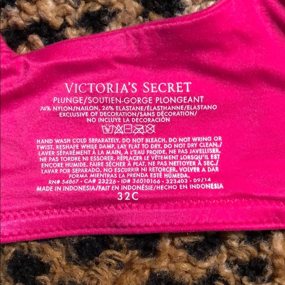 Victoriaβs Secret Plunge Bra Size 32C pink color - Picture 2 of 3